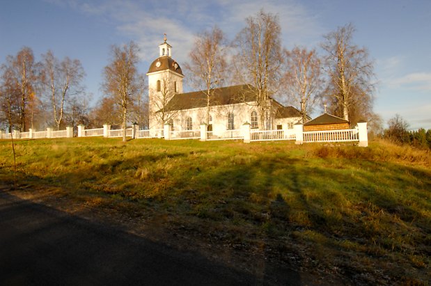 Lockne Prästbord 1:2. Kyrka i vit puts med svart tak.