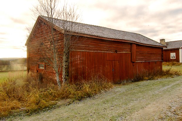 Ångsta 2:2. Byggnad i röd panel och timmer, .