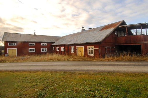 Rise 6:8. Ladugård i två våningar i rött timmer byggt i vinkel, två gula dubbelportar, fönster med vita spröjs.