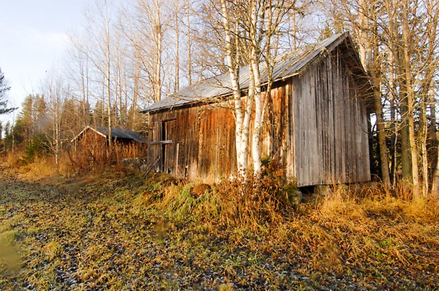 Tramsta 3:1. Byggnad i brun/grå panel med dubbelport.