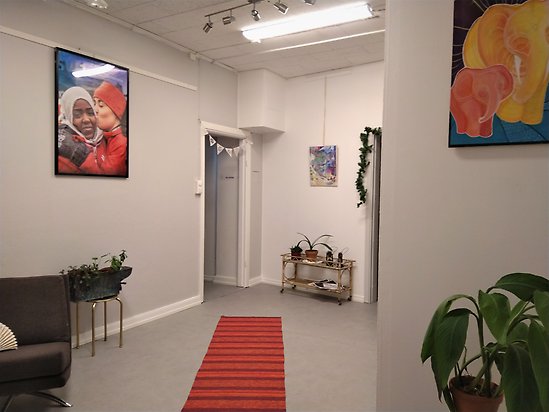 Entre i dec 2020 via Samuel Permansgatan tom hall med matta dörr in mot kafédelen
