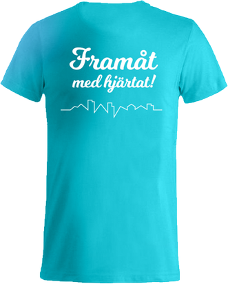 Turkos t-shirt med texten "Framåt med hjärtat" samt pulsen på ryggen.