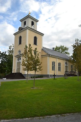 Kyrka med gul och vit puts.