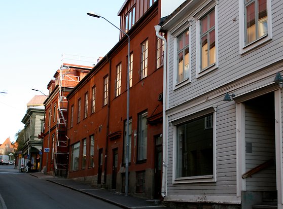 Byggnad i rött tegel i två våningar med bruna detaljer.