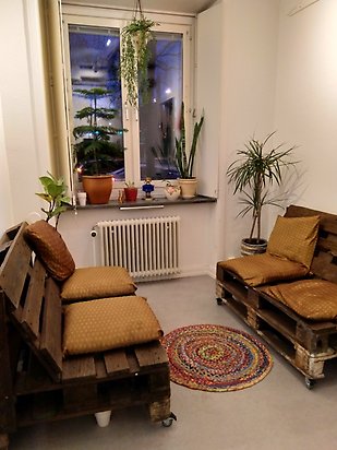 Två soffor i ett ltetrum i cafédelen