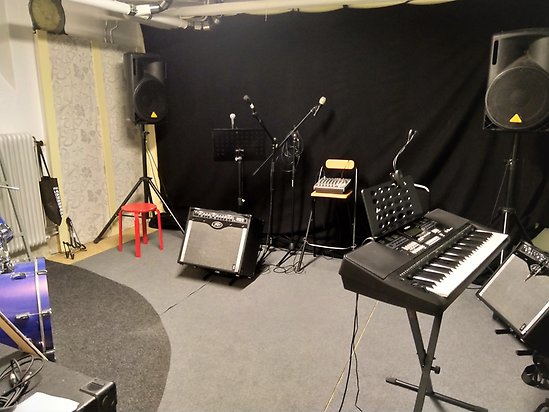 Musikrum med olika instrument en öppen replokal.