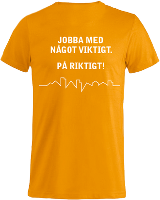 Orange t-shirt med texten "Jobba med något viktigt. På riktigt!" samt pulsen på ryggen.