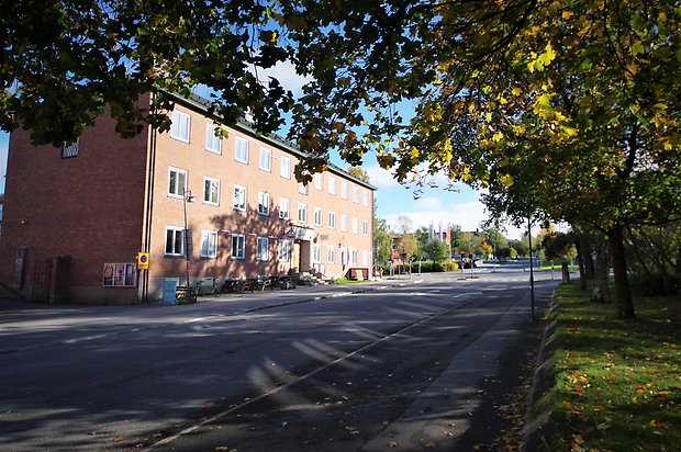 Tingshuset bild tagen från Kyrkparken snett upp mot Rådhusgatan. Lite löv högst upp i bilden.