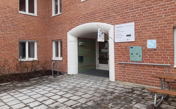 Ingången på Nävervägen 17