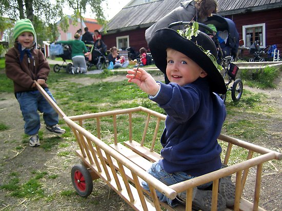 Barn i skrinda som leker