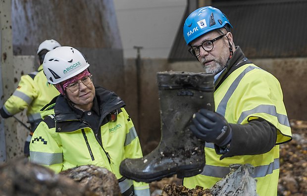 Annika Lidberg och Anders Wennerberg hittar en gummistövel i matavfallet.