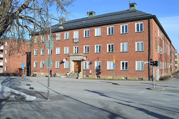 Tingshuset 3 april 2019 taget från korsningen rådhusgatan till vänster i bild syns ett träd och sedan gatubild med trafikljus och vinkel på huset rådhusgatan och samuel permansgatan.