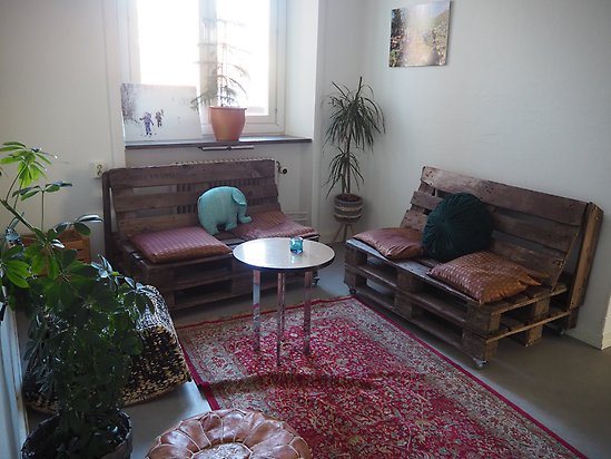 Ett litet rum i café med soffor och ett litet bord
