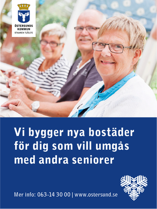 Informationsskylt med en bild på tre glada pensionärer och texten "Vi bygger nya bostäder för dig som vill umgås med andra seniorer" under.