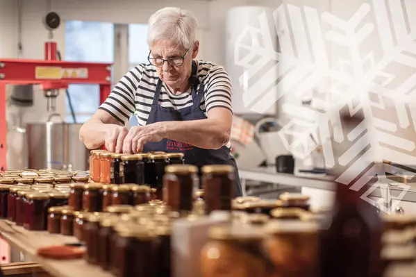 Äldre kvinna staplar burkar