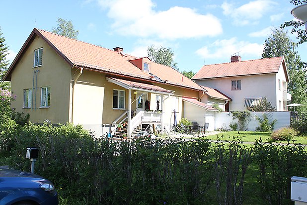 Näs-Ålsta 3:33. Villa i ljusgul puts med vita fönster försutkvist.