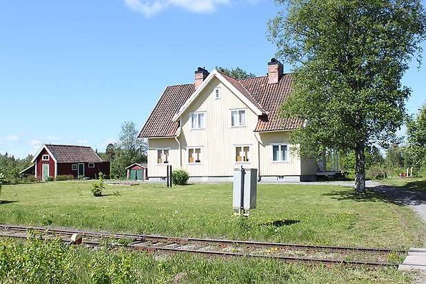 Fåker 2:5. Villa i ljusgul panel med vita fönster och rött tegeltak.