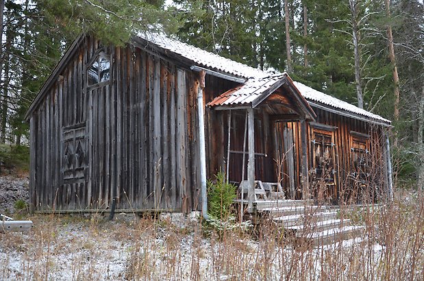 Valla 8:15 . Hus, omålad, åldrad panel. Fönsterluckor och förstukvist.