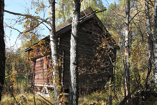 Valla 8:16. Uthus (häbre) Omålat.