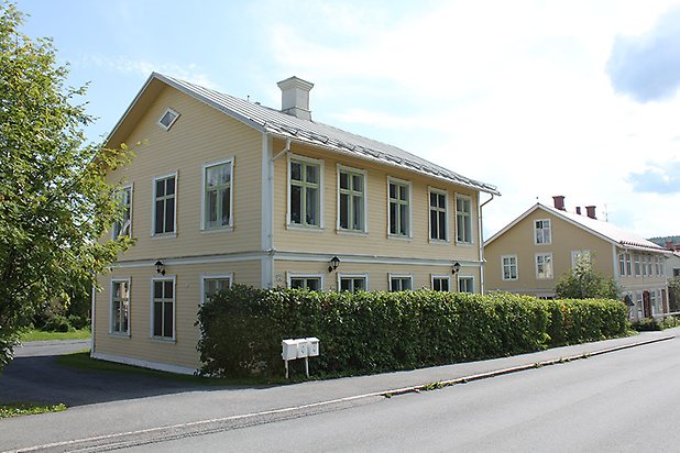 Söre 2:9. Villa i ljusgul liggande panel med gröna fönster med spröjs.