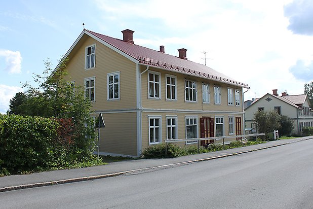 Söre 2:32. Villa i ljusgul, liggande panel med vita fönster med spröjs.