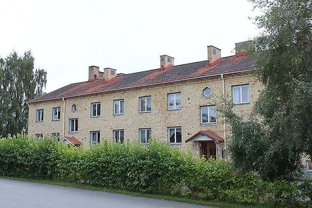 Bergsvik 9. Flerbostadshus i gult tegel i tre våningar.