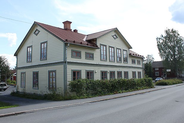 Söre 2:158. Villa i ljusgrön, liggande panel med gröna detaljer och gröna fönster med röda spröjs.