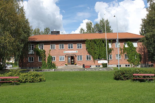 Söre 3:39. Byggnad i två våningar i tegel, med vita fönster.