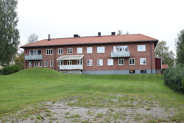 Söre 3:39. Flerbostadshus i två våningar i tegel med vita fönster.