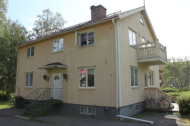 Söre 2:91. Flerbostadshus i tre våningar i beige panel med vita fönster.