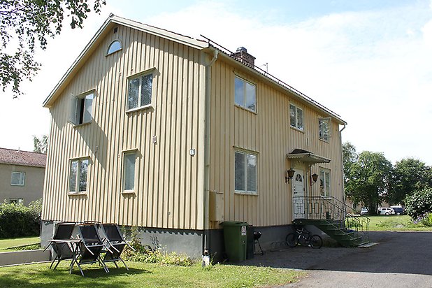 Söre 2:91. Flerbostadshus i tre våningar i beige panel med vita fönster.