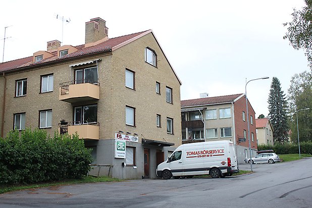 Söre 2:98. Flerbostadshus i fyra våningar i gult tegel med gula balkonger, bottenvåningen har lokaler.