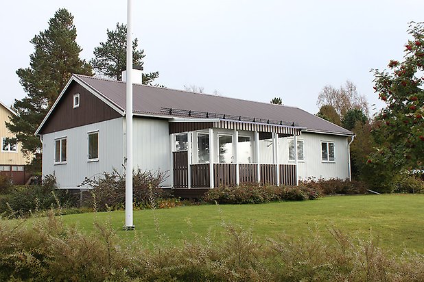 Söre 2:109. Villa i vit panel och brun panel med brun veranda.