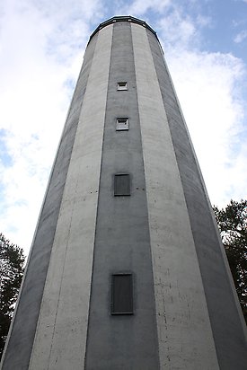 Söre 3:2. Torn i ljusgrå och mörkgrå betong med fönster.