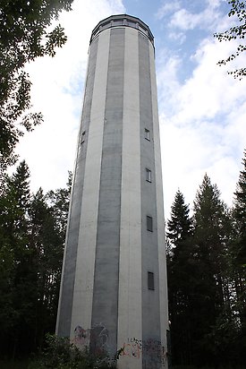 Söre 3:2. Torn i ljusgrå och mörkgrå betong med fönster.