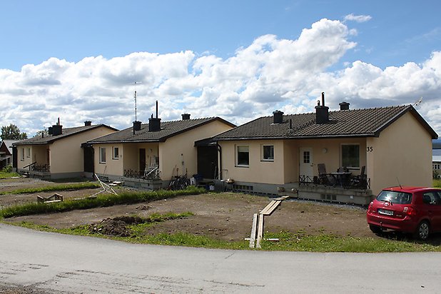 Orrviken 6:33. Radhus i vit puts med svarta balkonger och detaljer och vita fönster.