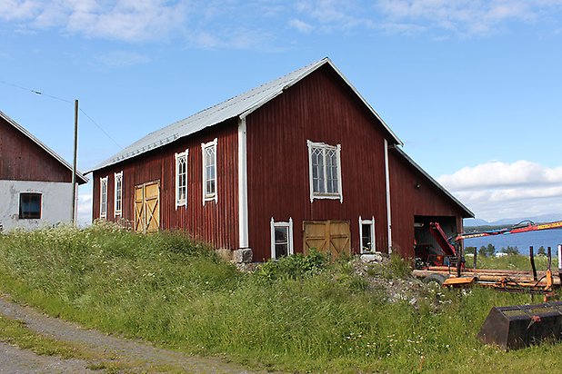 Orrviken 6:1. Byggnad i röd panel med vita fönster med spröjs och gula dörrar med kryss.