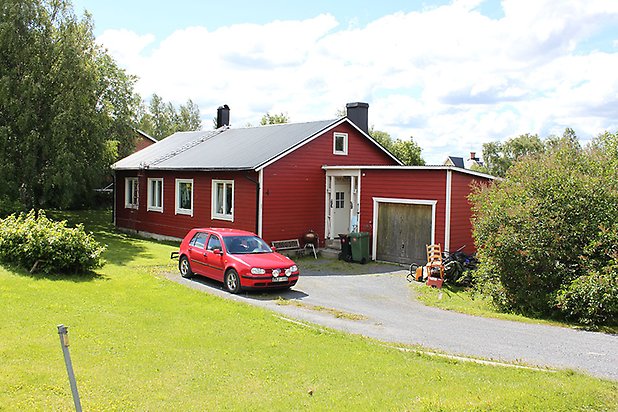 Orrviken 6:22. Villa i röd, liggande panel med vita fönster.