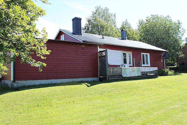 Orrviken 6:22. Villa i röd, liggande panel med vita fönster.