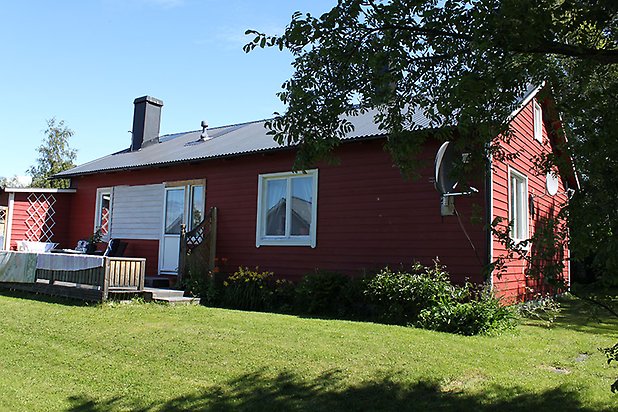 Orrviken 6:22. Villa i röd, liggande panel med vita fönster.