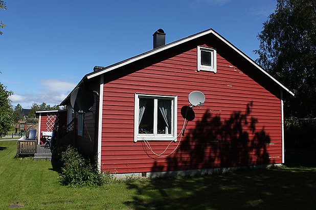 Orrviken 6:22. Villa i röd, liggande panel med vita fönster.