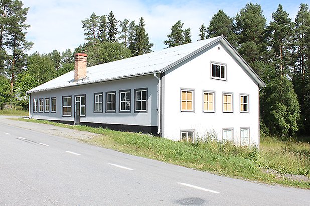 Tand 2:86. Byggnad i tre våningar i vit puts med vita fönster med spröjs.