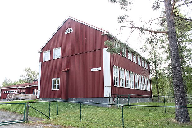 Tand 2:36. Byggnad i två våningar i röd panel med vita fönster.