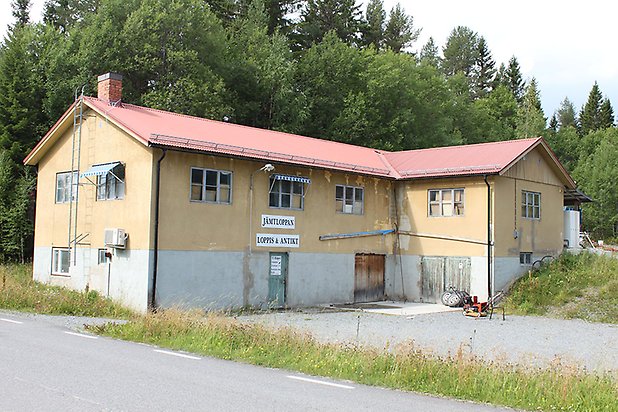 Tand 2:119. Byggnad i två våningar i vit och gul puts med vita fönster.