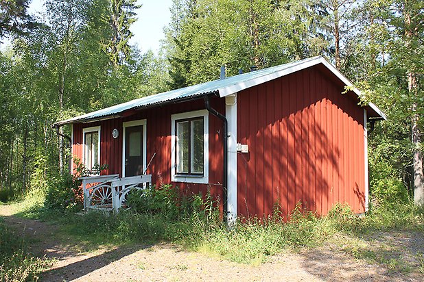 Tand 7:1. Villa med röd panel med vita fönster.