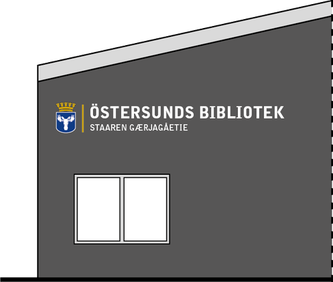 Mörkgrå husfasad med kommunvapnet, ett avskiljande profilgult streck och texten "Östersunds bibliotek" placerad ovanför ett fönster strax under taket.