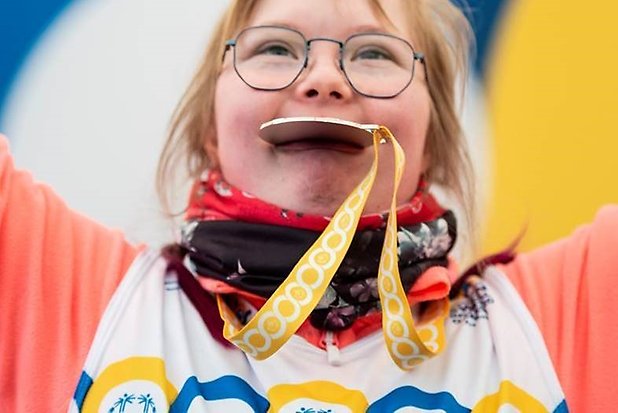 Glad tjej med guldmedalj