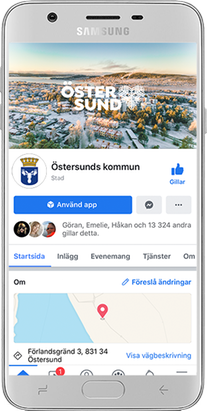 Mobiltelefon som visar startsidan för kommunens Facebook-sida.