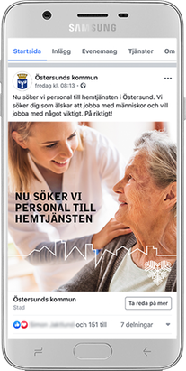 Mobiltelefon som visar en färdig Facebook-annons från kommunen. Annonsen består av en kort text och en bild under.
