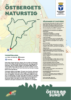 Skylt med karta över Östbergets naturstig. Piktogram med teckenförklaringar beskriver ledens funktionalitet och nyttjande.